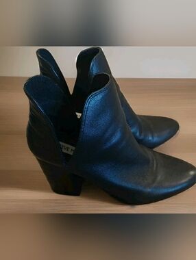 Steve Madden Black V-Cut Leather Ankle Booties 8.5 Block Heel